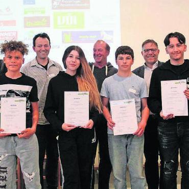 Gut vorbereitet fürs Berufsleben - Ein besonderer Moment: Die sechs Absolventen des LIFT-Projekts sowie die Verantwortlichen aus Schule und Gewerbe lassen sich feiern. Und das verdientermassen. Bild: pf