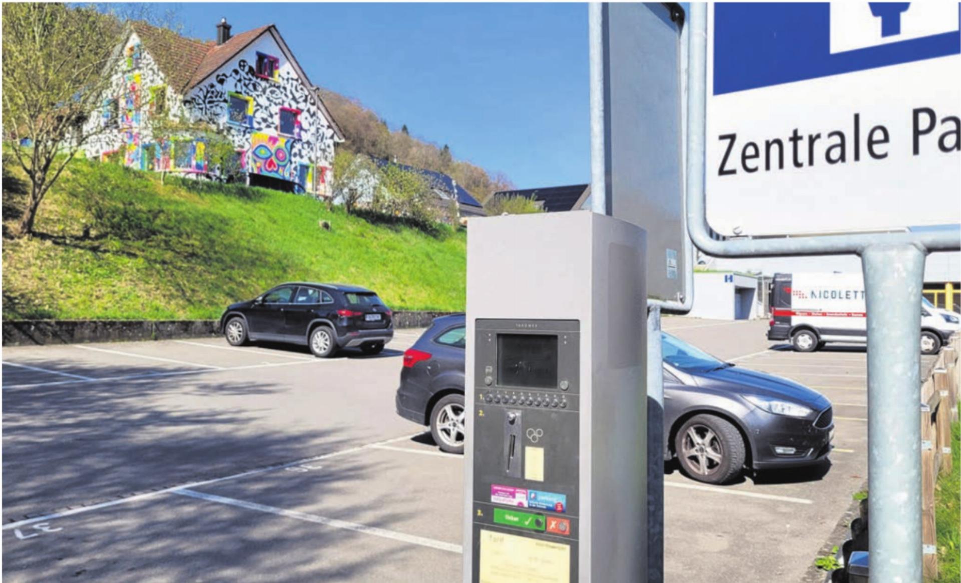 In Villmergen muss bislang nur an wenigen Orten fürs Parkieren bezahlt werden, so beispielsweise auf dem grossen Platz neben dem Kirchgemeindehaus. Aber auch hier sind die ersten zwei Stunden gratis. Bild: Chregi Hansen - Das Bild wird blockiert. – Möglicherweise durch einen aktiven Adblocker.