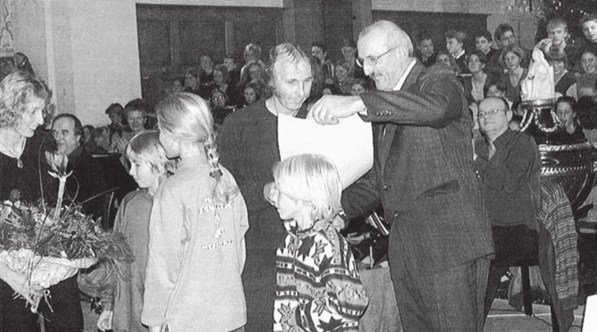 Christian Müller (rechts), Gemeinderat und Präsident der Kulturkommission, überreicht den ersten Wohler Kulturpreis an Adrian Heimgartner. Bild: Archiv - Das Bild wird blockiert. – Möglicherweise durch einen aktiven Adblocker.