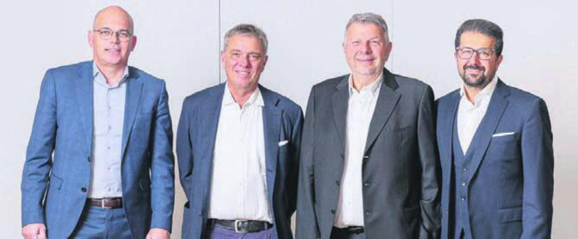 Nach der Vertragsunterzeichnung (von links): Philippe Scherer (CEO Peter Wiederkehr Holding AG), Tobias Thommen (Delegierter des Verwaltungsrats der Thommen Group AG), Peter Wiederkehr (Inhaber Peter Wiederkehr Holding AG) und Pouyan Dardashti (CEO Thommen Group AG). Bild: zg