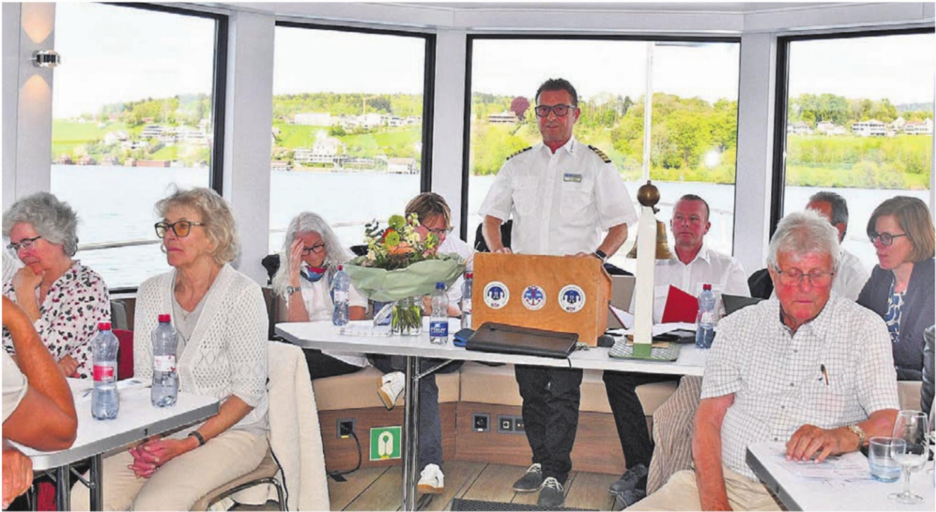 GV mitten auf dem See: Geschäftsführer Ueli Haller berichtet über das vergangene Jahr. Bilder: Monica Rast - Das Bild wird blockiert. – Möglicherweise durch einen aktiven Adblocker.