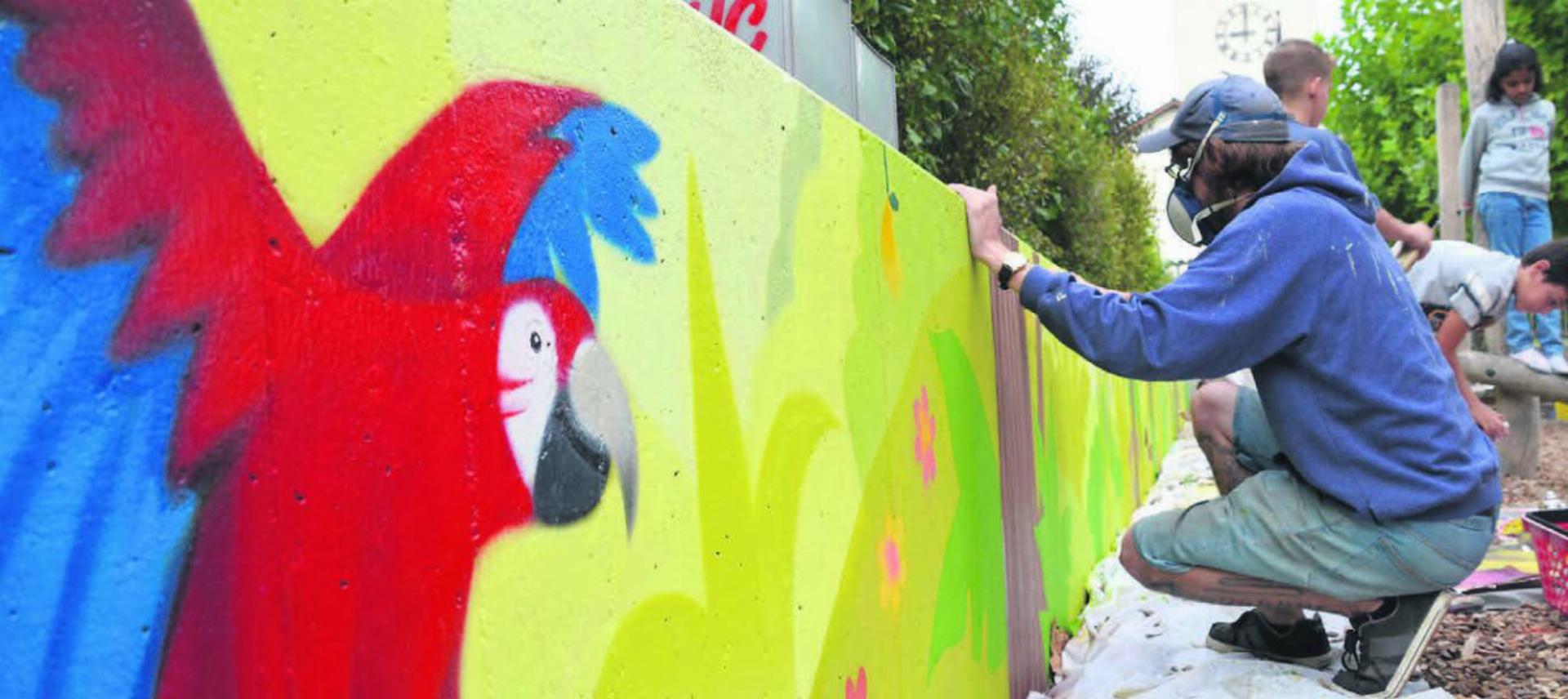 Der Hingucker auf dem neu gestalteten Pausenareal in Aristau: das mit Profi-Unterstützung kreierte Wandbild. Bilder: tst