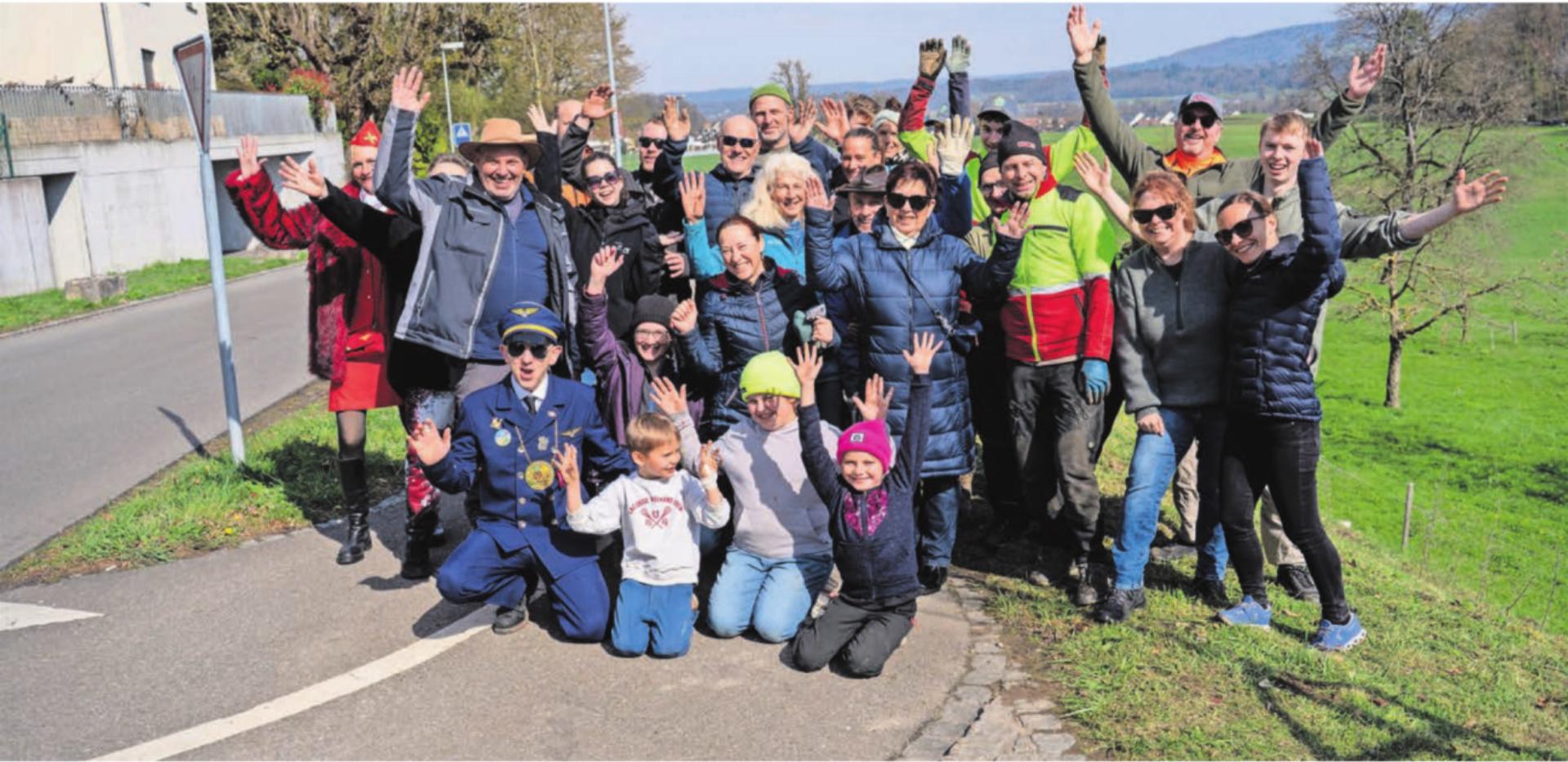 Fleissige Helferschar im Wetterglück. Die Arbeiten konnten bei Sonnenschein ausgeführt werden, das trug zur guten Stimmung bei. Bilder: Stefan Hotz - Das Bild wird blockiert. – Möglicherweise durch einen aktiven Adblocker.