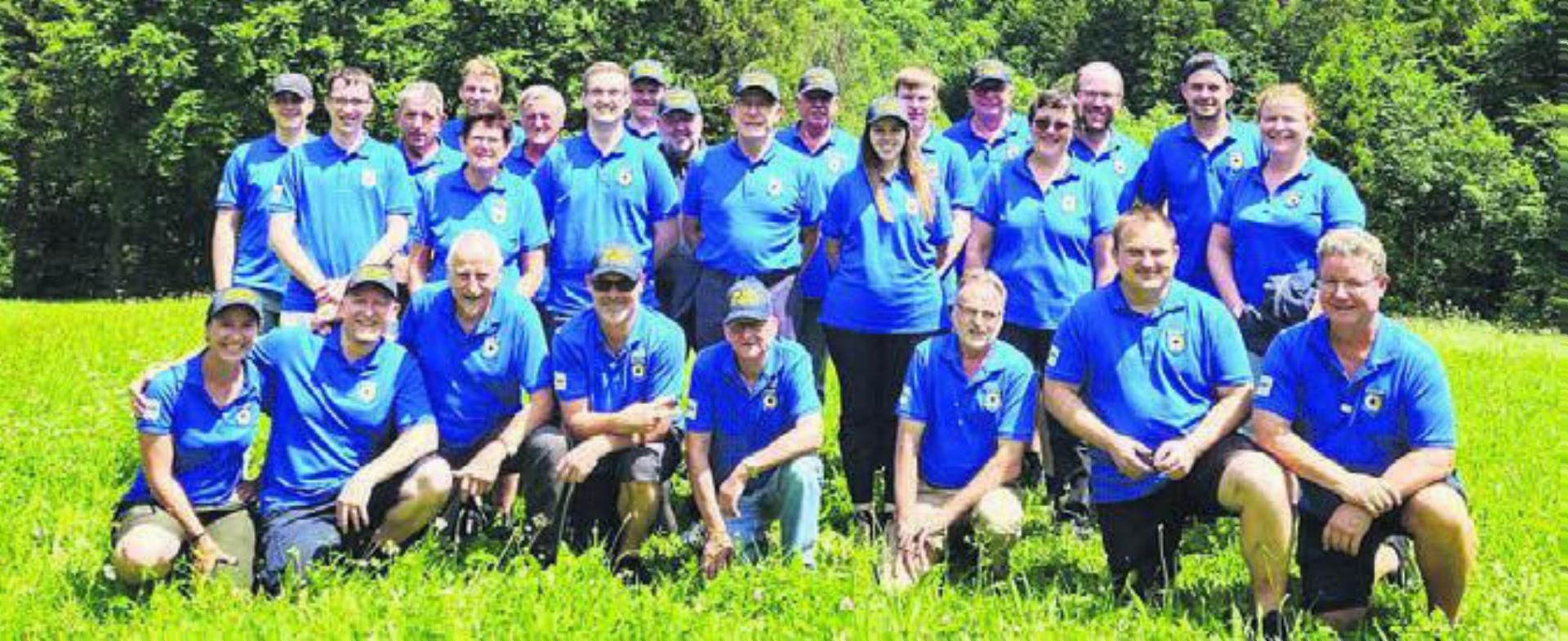 Gruppenbild der Boswiler Schützinnen und Schützen beim Schiessstand in Vättis. Bild: zg
