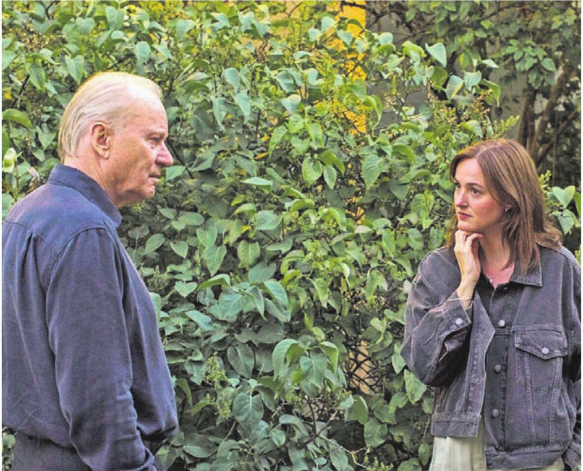 Am Donnerstag und Freitag zeigt das Kino Mansarde neben einer Schweizer Erfolgsgeschichte auch einen hochkarätigen Film aus dem Norden.
Eine Skiabfahrt dauert kaum länger als zwei Minuten und ist doch ein gewaltiger Kraftakt zwischen Triumph und Tragödie.
Die Welt der besten Abfahrer
Das Risiko einer schweren Verletzung fährt immer mit. Der Dokfilm «Downhill Skiers» begleitet die Ski-Ikonen
der Gegenwart während einer Saison bei ihren Vorbereitungen und Wettkämpfen am Limit des menschlich Machbaren und liefert so einen ungeschönten Blick hinter die Kulissen des Ski-Alpin-Rennsports.
Norwegisches Kino der Meisterklasse
Die Höhen und Tiefen einer Vater-Tochter-Beziehung. Agnès und Nora erleben, wie ihr Vater nach langen Jahren der Abwesenheit auftaucht. Er ist ein bekannter Regisseur und bietet der Theaterschauspielerin Nora an, in seinem nächsten Film
mitzuspielen. Damit werden einige schmerzhafte Familienerinnerungen geweckt.
«Sentimental Value» ist ein preisgekrönter Film über viele Dinge, hauptsächlich aber eine komplizierte Familiengeschichte, das Älterwerden und das Filmemachen.
«Downhill Skiers»:Donnerstag, 18. Dezember, 18 Uhr;Freitag, 19. Dezember, 20.30 Uhr.
«Sentimental Value»:Donnerstag, 18. Dezember, 20.30 Uhr;Freitag, 19. Dezember, 18 Uhr. kinomansarde.ch. - Das Bild wird blockiert. – Möglicherweise durch einen aktiven Adblocker.