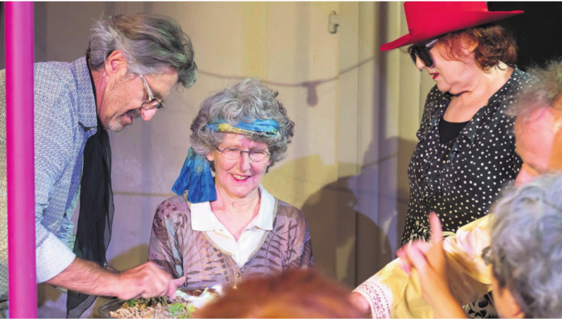 Sie war über 28 Jahre lang ein sicherer Wert und eine Allrounderin des Sternensaals: Präsidentin Eva Keller war stets auch gerne auf der Theaterbühne, wie zuletzt bei «Sechs Beine» oder beim Stück «Morsch» (Bild). Bilder: Archiv/dm/pd - Das Bild wird blockiert. – Möglicherweise durch einen aktiven Adblocker.