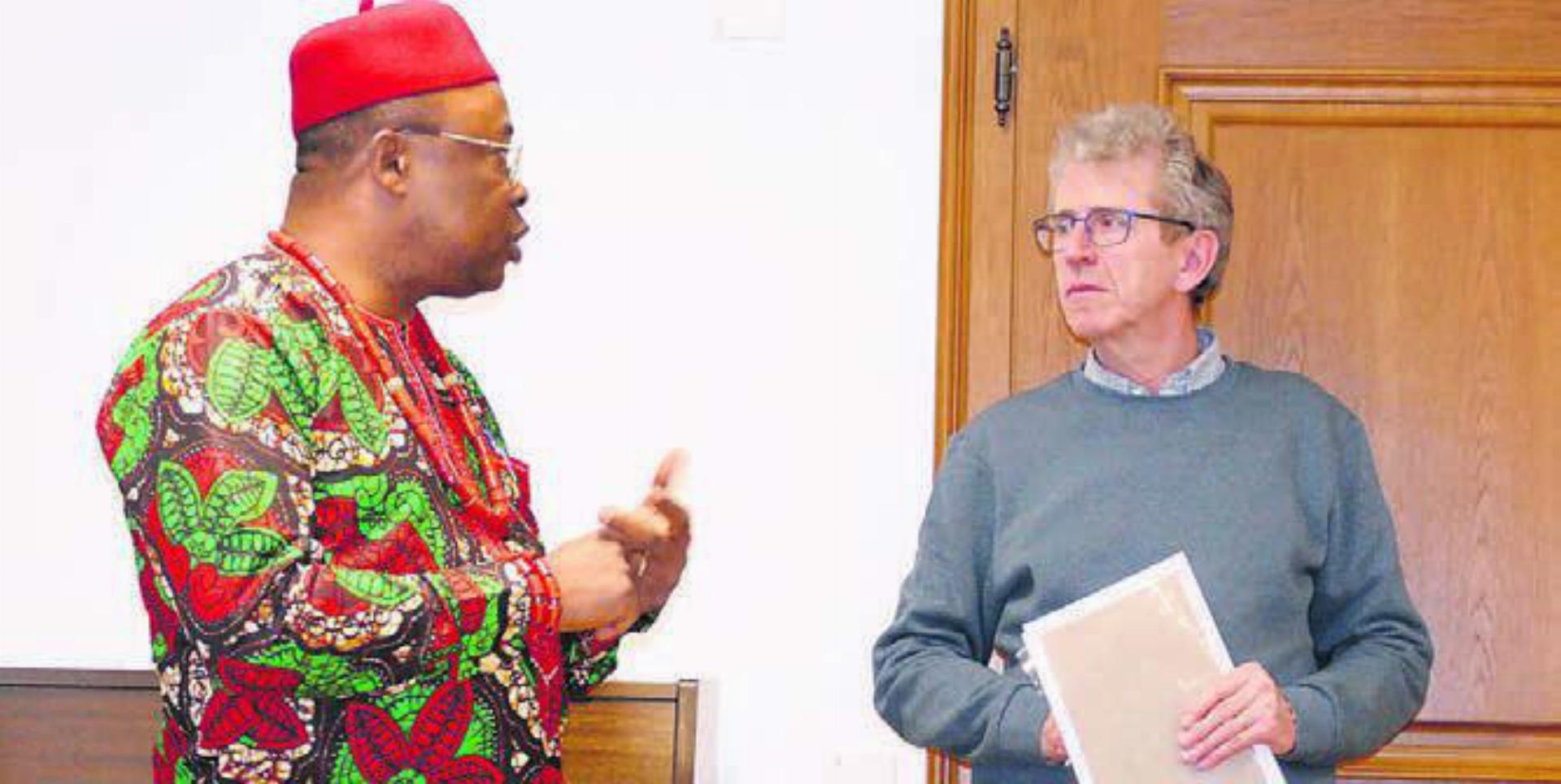 Eindrückliche Informationen: Priester Ignatius Okoli (links) und Diakon Hanspeter Stierli. Bild: tre