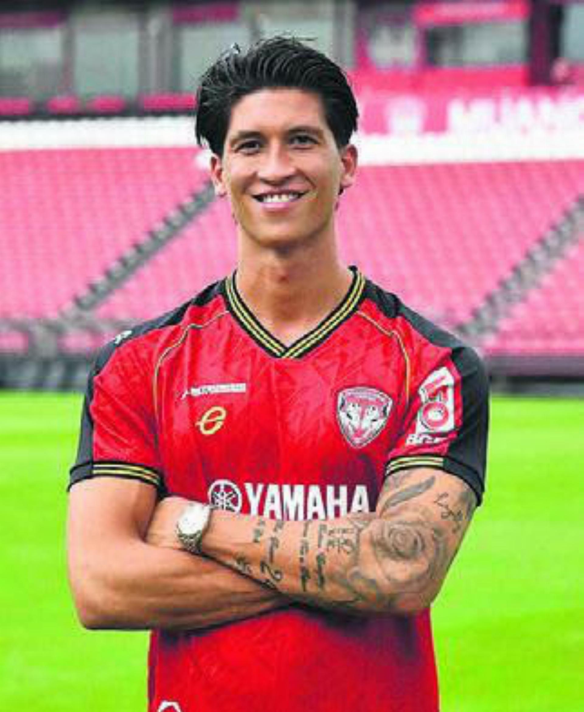 Ein exotisches Trikot, das Michael Kempter trägt. Er spielt neu für Muangthong United. Bild: zg