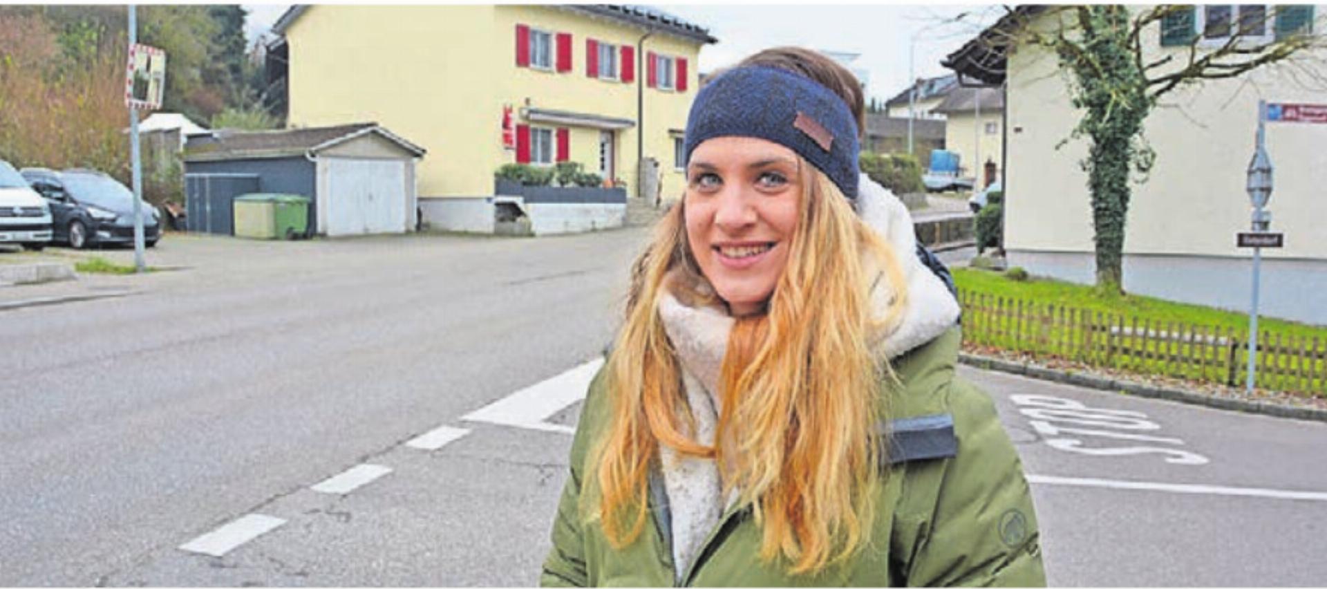 Die Überquerung der Kantonsstrasse durch das Dorf kann für die Schulkinder gefährlich sein. Gemeinderätin Seraina Siragna freut es, dass Kameraaufnahmen zeigen: Die allermeisten Schülerinnen und Schüler verhalten sich hier korrekt. Bild: rwi - Das Bild wird blockiert. – Möglicherweise durch einen aktiven Adblocker.