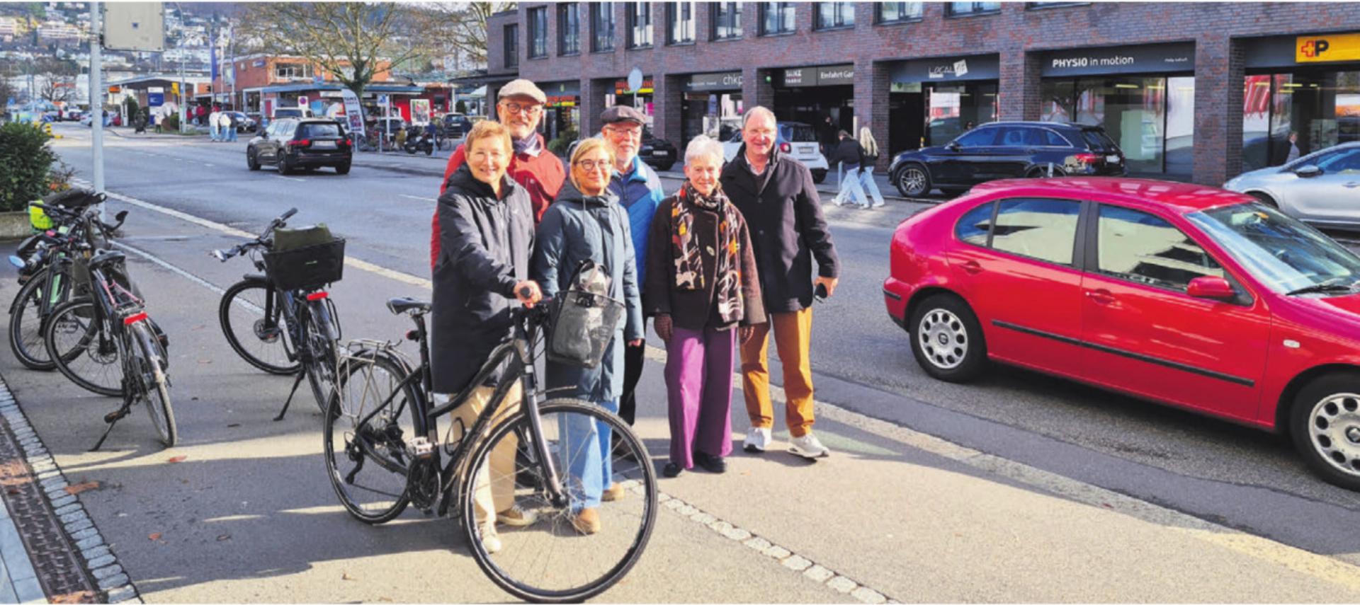 Das Kernteam der Interessengemeinschaft VBOB vor der Situation beim Citycenter: (v. l.) Franziska Schmid, Rolf Roth, Christina Schäpper, Bernhard Greber, Kathrin Schäpper und Heinz Briner. Bild: zg - Das Bild wird blockiert. – Möglicherweise durch einen aktiven Adblocker.