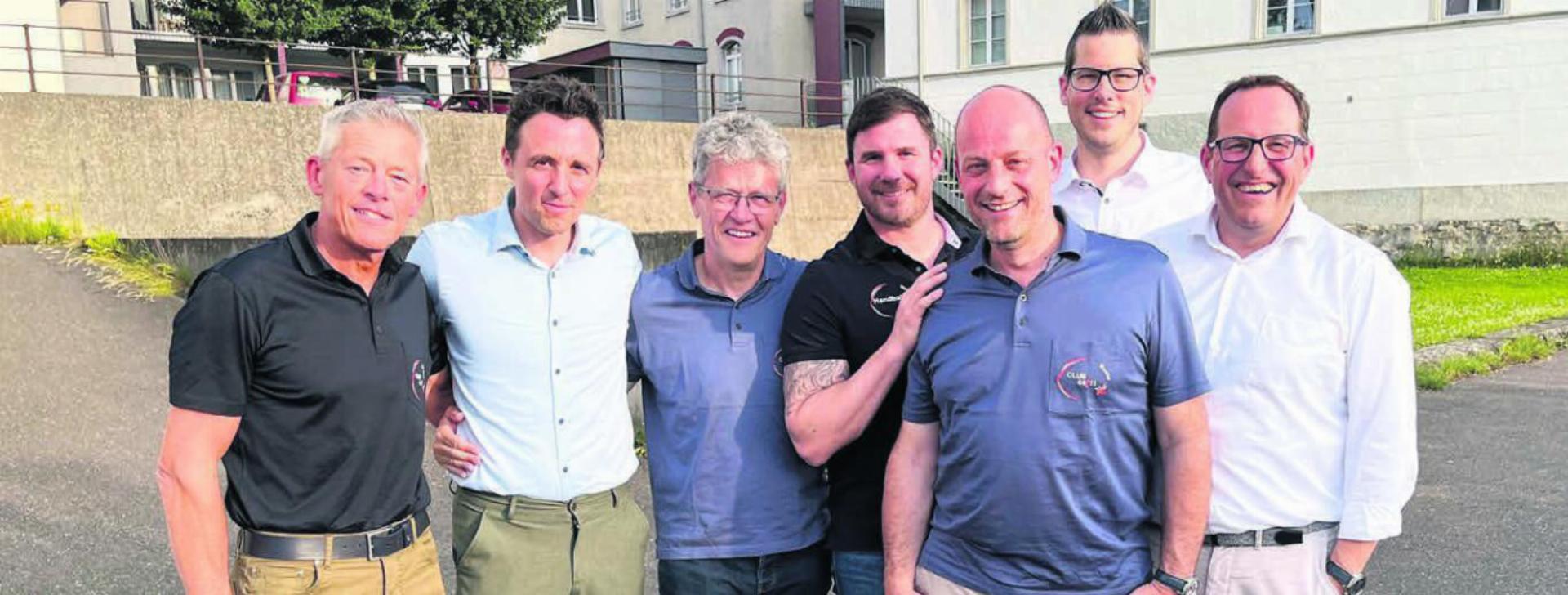 Eine illustre Truppe (v. l.): Christoph Koch (scheidender Präsident), Pascal Jenny (Verbandspräsident), Hansi Koch, Andreas Stierli, Martin Laubacher, Daniel Eberli (neuer Präsident) und Frank Koch. Bild: spr