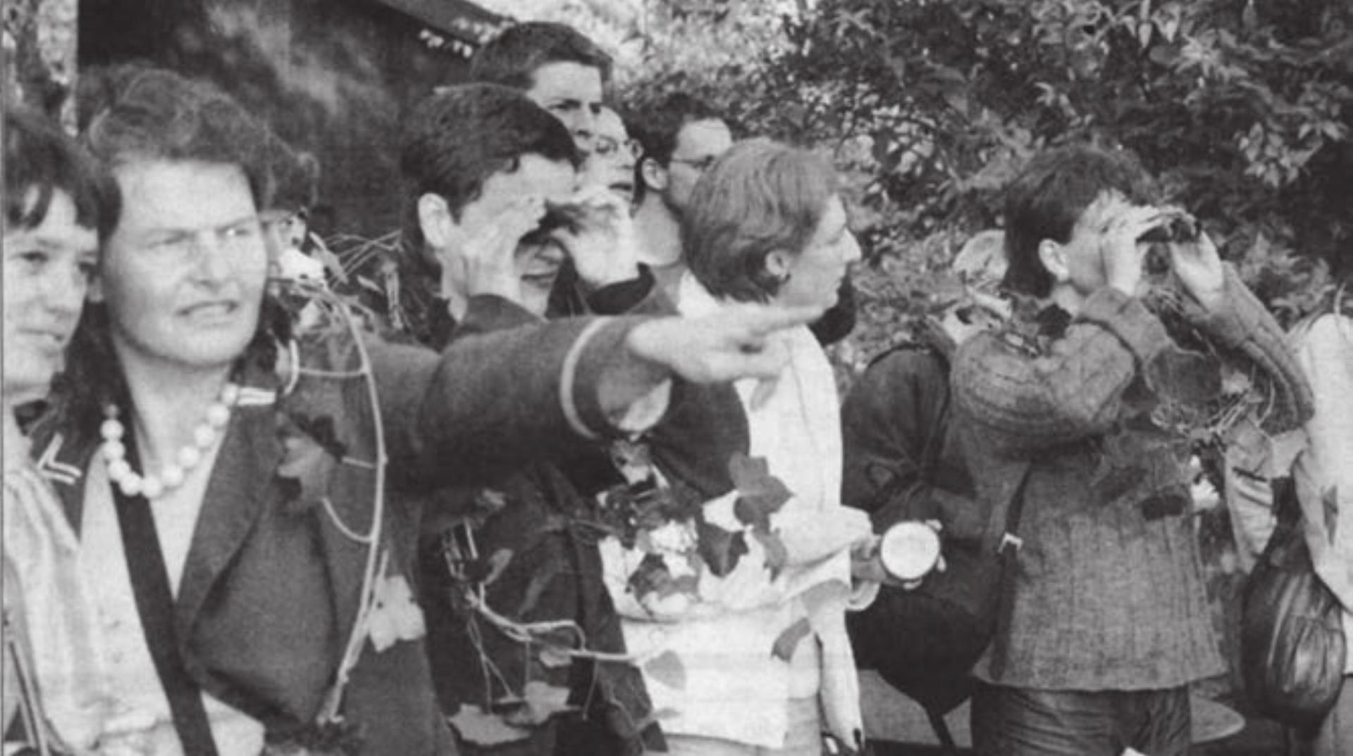 Keine Kunst zum Anfassen: Eine Performance kann nur aus der Ferne verfolgt werden. Bild: Archiv - Das Bild wird blockiert. – Möglicherweise durch einen aktiven Adblocker.