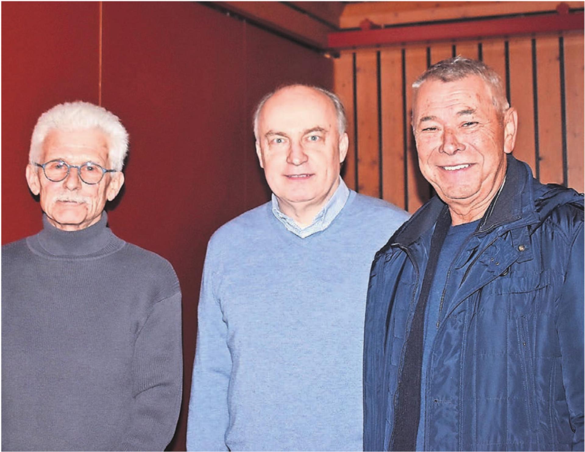 Unter den Verabschiedeten waren auch langjährige Mitwirkende in Kommissionen und Verbänden: (von links) Ewald Dubach (20 Jahre Stimmenzähler), Rolf Huber (13 Jahre Finanzkommission, Präsident), Felix Baur (19 Jahre Wasserverband, Präsident Abgeordnetenversammlung). Bild: Erika Obrist - Das Bild wird blockiert. – Möglicherweise durch einen aktiven Adblocker.