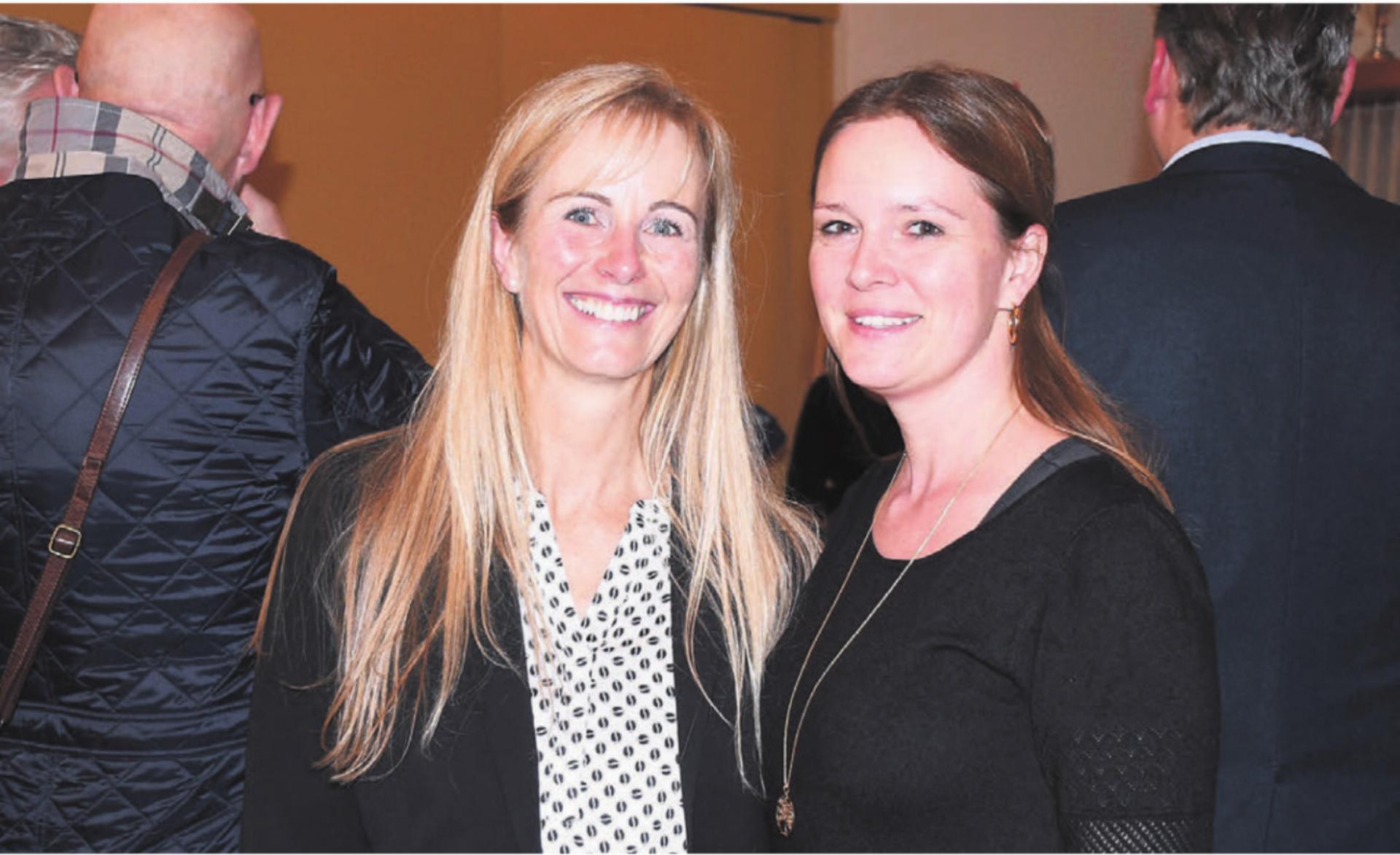 Doppelte Freude: Die neue Gemeinderätin der Mitte, Sonja Isler-Rüttimann, wird von Co-Präsidentin Stefanie Dietrich (rechts) gefeiert. Bild: Daniel Marti - Das Bild wird blockiert. – Möglicherweise durch einen aktiven Adblocker.