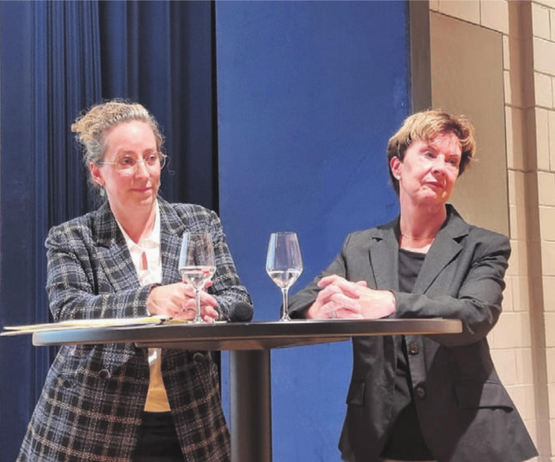 Regula Marthaler und Marlies Laubacher, von links, politisieren laut eigenen Angaben für die Sache. Das hat zu ihrem gemeinsamen Flyer geführt. - Das Bild wird blockiert. – Möglicherweise durch einen aktiven Adblocker.