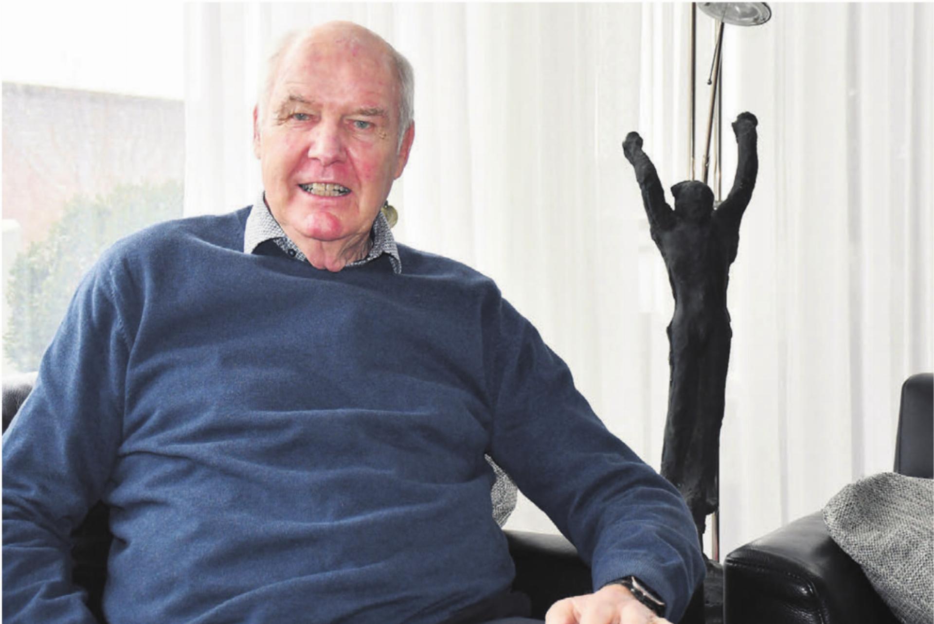 Alt-Regierungsrat Peter Wertli blickt entspannt auf seine Zeit als Regierungsrat zurück. Rechts das figürliche Kunstwerk, das er vor 25 Jahren als Abschiedsgeschenk bekommen hat. Bilder: Daniel Marti / zg - Das Bild wird blockiert. – Möglicherweise durch einen aktiven Adblocker.