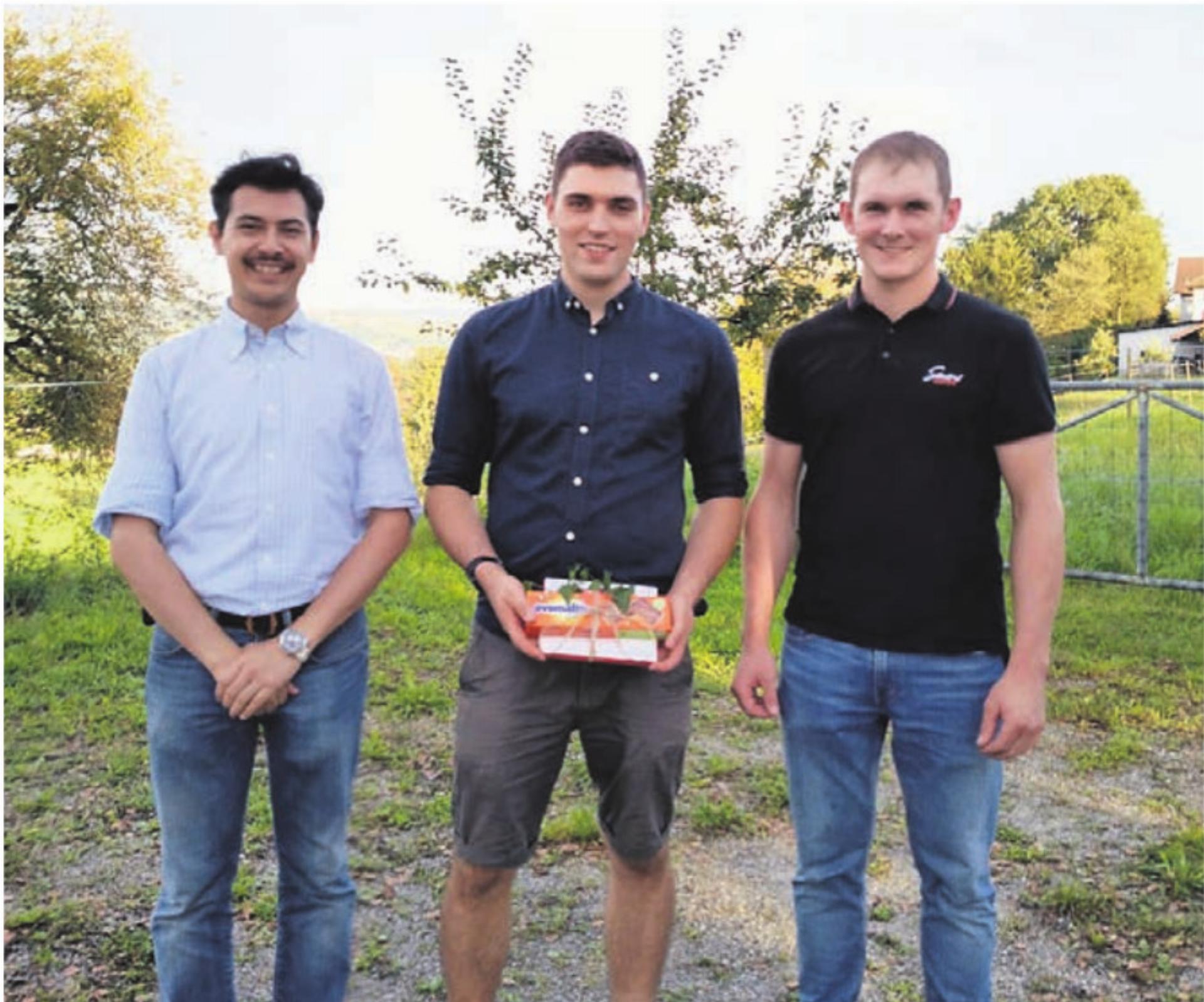 Blicken auf einen erfolgreichen Anlass zurück (von links:): Yanik Nyffeler, SVP-Grossrat Lukas Abt und Daniel Stierli. Bild: zg - Das Bild wird blockiert. – Möglicherweise durch einen aktiven Adblocker.