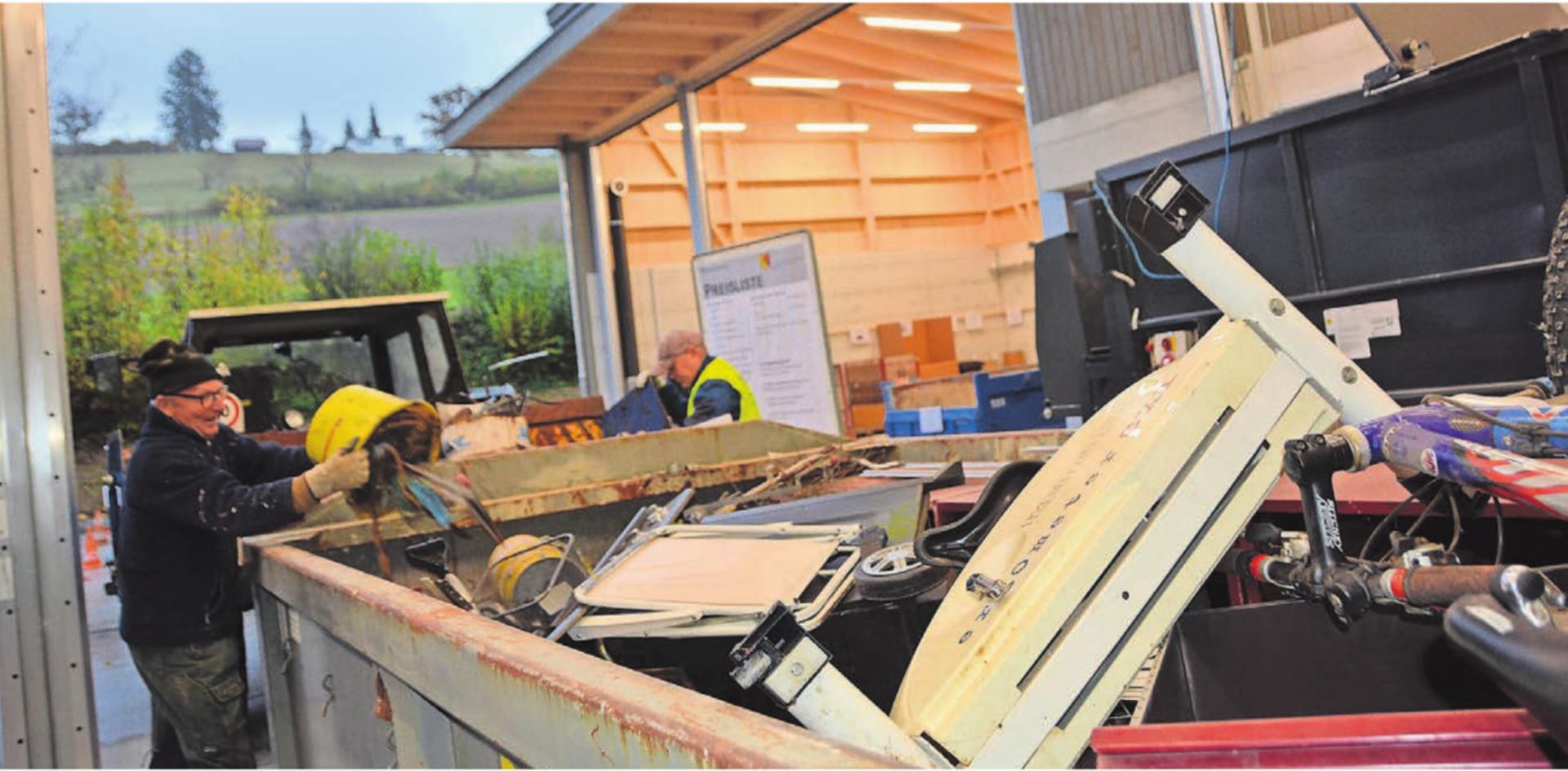 Die Bevölkerung scheint froh zu sein über das neue Angebot des Wertstoffhofs. Dank den kurzen Wegen fällt das Entsorgen leichter. Bilder: Sabrina Salm - Das Bild wird blockiert. – Möglicherweise durch einen aktiven Adblocker.