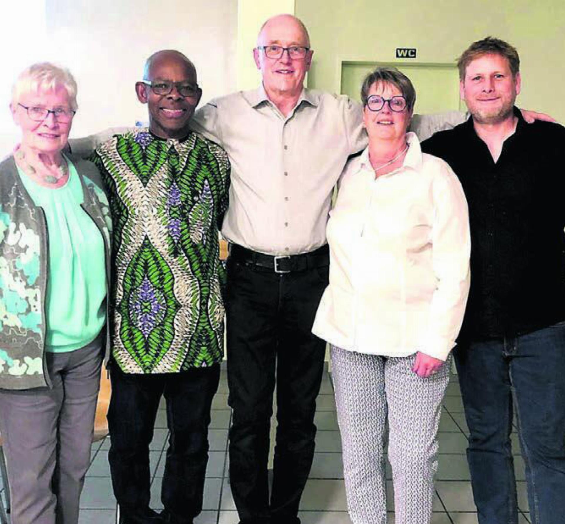 Die ersten Vorstandsmitglieder des neuen Vereins sind: (v. l.) Lisbet Lang, Pater Uche Iheke, Andy Kempter, Clivia Kempter und Dominik Lang. Bild: zg