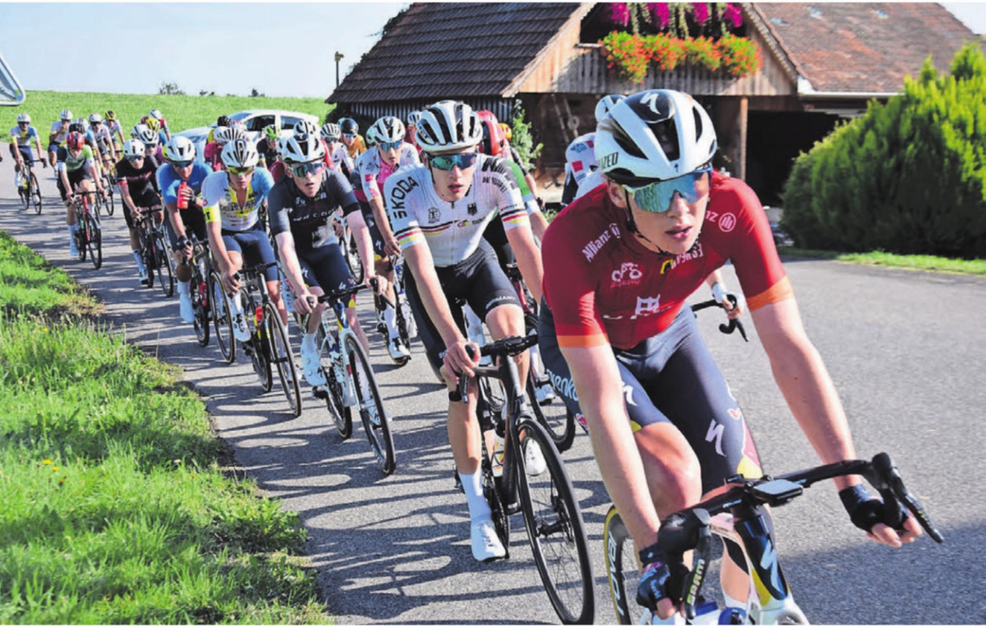 Der GP-Rüebliland-Tross in idyllischer Umgebung unterwegs. Vorne der letztjährige Gesamtsieger Karl Herzog. Bild: Markus Schenk - Das Bild wird blockiert. – Möglicherweise durch einen aktiven Adblocker.