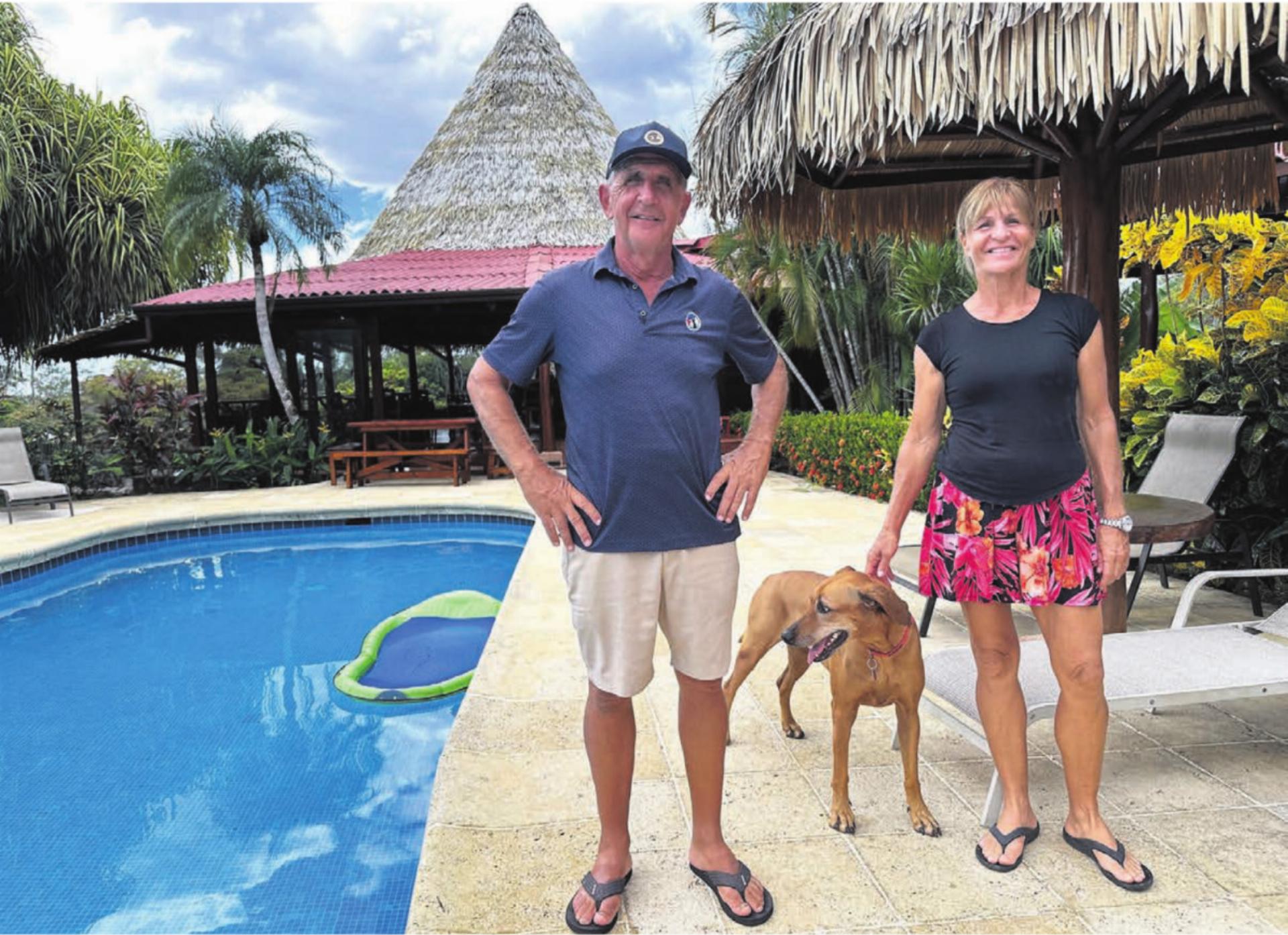 Der Pool und das Restaurant bilden das Herzstück der Guacamaya Lodge. Doch die wahre Attraktion sind die Besitzer Alice und Bernie Iten – und die besondere Atmosphäre. 
Bilder: Stefan Sprenger - Das Bild wird blockiert. – Möglicherweise durch einen aktiven Adblocker.