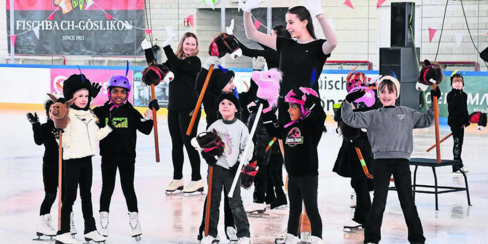 Die 1. Sternli und die Spielgruppe mit ihren Dompteurinnen lassen zu traditioneller Zirkusmusik die Zirkuspferde tanzen. Bilder: Monica Rast