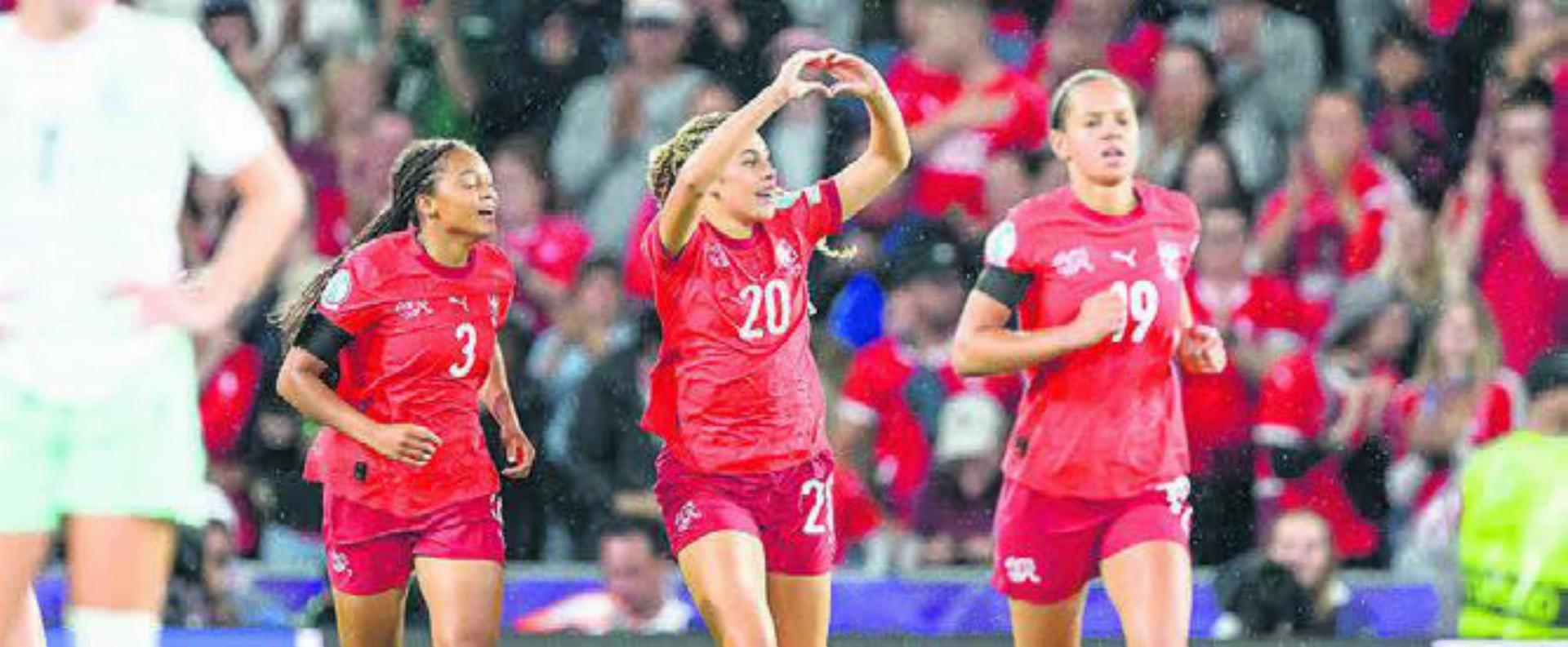 Die Murianerin Alayah Pilgrim (Mitte) bejubelt ihr Tor gegen Island. Der Frauenfussball als Sport spaltet nach wie vor die Geister. Bild: Freshfocus