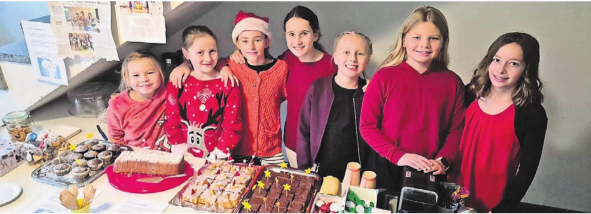 Sie dürfen sich freuen und sind überwältigt und stolz über ihren Auftritt und das grossartige Sammelergebnis, das sie für die Unicef-Sternenwoche erzielt haben: die sieben jungen Spendensammlerinnen aus Besenbüren und Bünzen. Bild: zg - Das Bild wird blockiert. – Möglicherweise durch einen aktiven Adblocker.