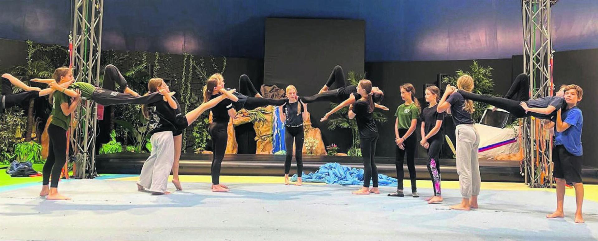 Diese Woche proben die 40 jungen Artistinnen und Artisten im bereits aufgestellten Zirkuszelt in Mellingen unter Aufführungsbedingungen. Bilder: zg
