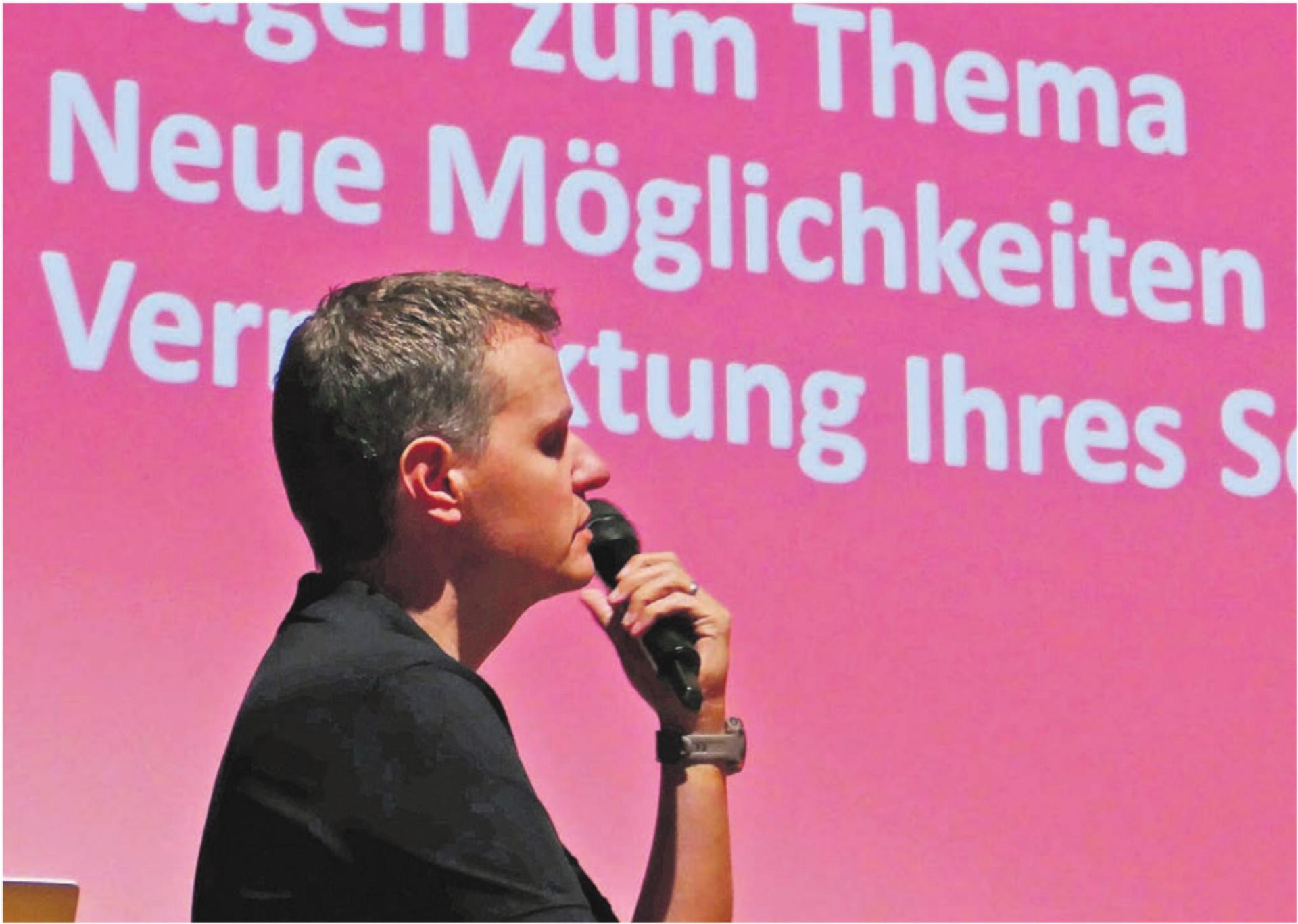 EF-Geschäftsführer Christian Strebel und das Bild der Vermarktungsmöglichkeiten. Bilder: Richard Gähwiler - Das Bild wird blockiert. – Möglicherweise durch einen aktiven Adblocker.