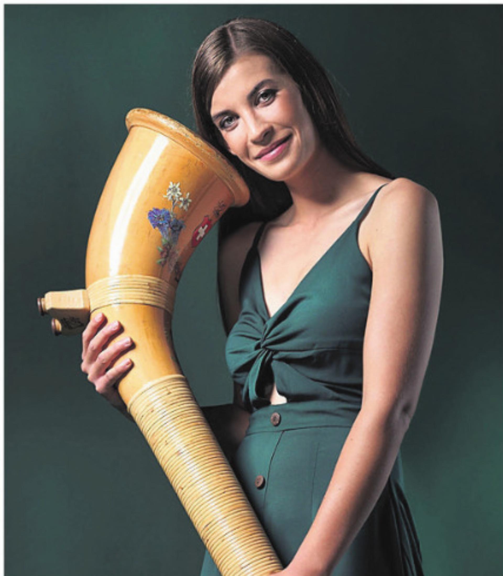 Alphorn-Solistin Lisa Stoll tritt am Neujahrskonzert auf. Bild: zg - Das Bild wird blockiert. – Möglicherweise durch einen aktiven Adblocker.
