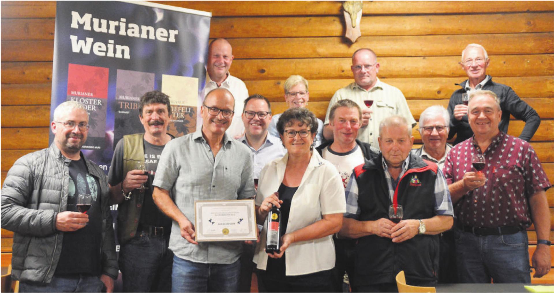 Die Ortsbürgerkommission und das Rebberg-Team freuen sich über das überreichte Diplom. Doppelt ist die Freude bei Ortsbürgerin Milly Stöckli, die auch Präsidentin des Ortsbürgerverbandes Aargau ist. Bild: Annemarie Keusch - Das Bild wird blockiert. – Möglicherweise durch einen aktiven Adblocker.