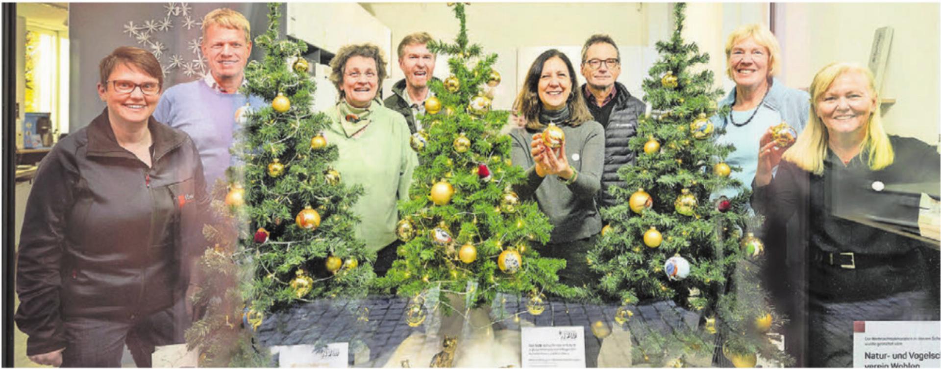 Adventsdekoration 2025 des ibw-Shops, gestaltet vom Natur- und Vogelschutzverein Wohlen in Zusammenarbeit mit lokalen Künstlerinnen und Künstlern. Wald-Weihnachtsbäume mit Christbaumkugeln, bemalt von Théa Prado und Marcela Herzig mit einheimischen Tieren, Rotkehlchen aus Stoff und auf Lichttüten gezeichnet von Gianna Guarisco, Füchse und Eichhörnchen aus dem 3D-Drucker von Finn Ludl: (v. l.) Nicole Albrecht (Leiterin ibw-Shop), Simon Zubler (Geschäftsleiter IBW Energie AG), Andrea Fuchs (Co-Präsidentin NV Wohlen), Thomas Burkard (Co-Präsident NV Wohlen), Théa Prado (AR.the.RA), Arnold Meyer (Projektbetreuer NV Wohlen), Esther Clausen (Rechnungsführerin NV Wohlen), Marcela Herzig (AR.the.RA). Bild: pd - Das Bild wird blockiert. – Möglicherweise durch einen aktiven Adblocker.