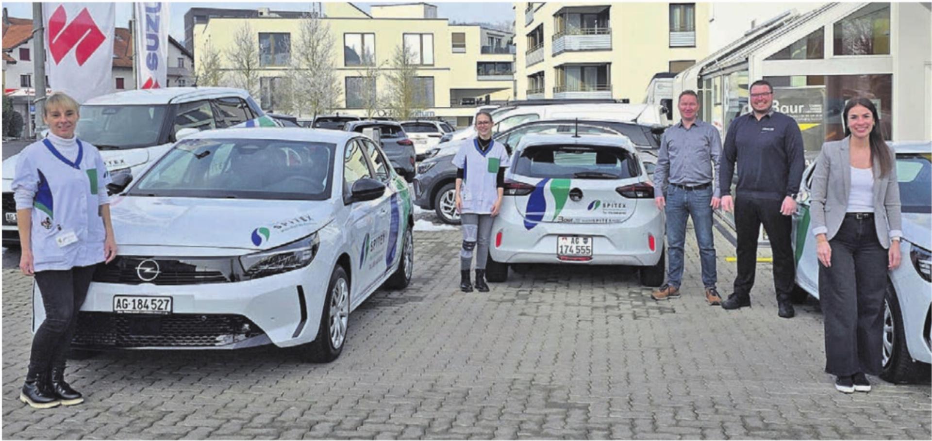 Sie freuen sich über die neuen Fahrzeuge: (v. l.) Cornelia Furrer, Vanessa Caneri (Pflegemitarbeitende), Heiko De Coninck (Vorsitzender der Geschäftsleitung), Pascal Baur (Inhaber/Geschäftsführer, Touring Garage & Carrosserie Baur AG), Jeannine Rickli (Teamleiterin). Bild: zg - Das Bild wird blockiert. – Möglicherweise durch einen aktiven Adblocker.