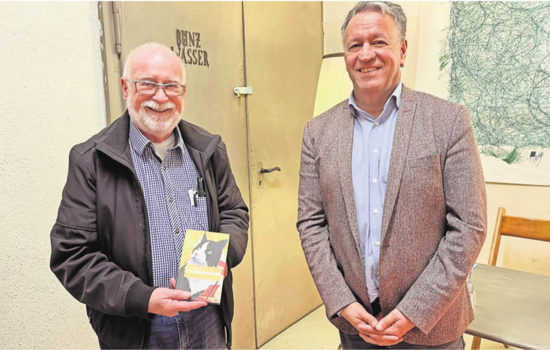 VHS-Wohlen-Präsident Bruno Breitschmid (links) mit dem neuen Krimi «Saubermann» von Autor Christof Burkard (rechts).
Bild: Walter Minder - Das Bild wird blockiert. – Möglicherweise durch einen aktiven Adblocker.