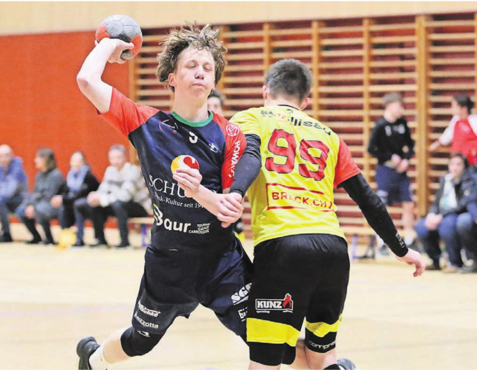 Elias Matrascia (links) konnte sieben Tore zum ersten Sieg der SG Wohlen Mutschellen im neuen Jahr beisteuern. Nach diesem Erfolg sind die Freiämter wieder Tabellenführer. Bild: jg - Das Bild wird blockiert. – Möglicherweise durch einen aktiven Adblocker.