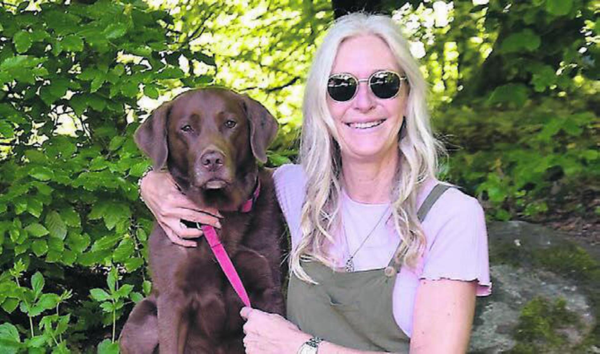 Auf den Hund gekommen. Die Sprachlehrerin Andrea Flütsch bietet ihren Bild: zg Unterricht neu auf Spaziergängen an.