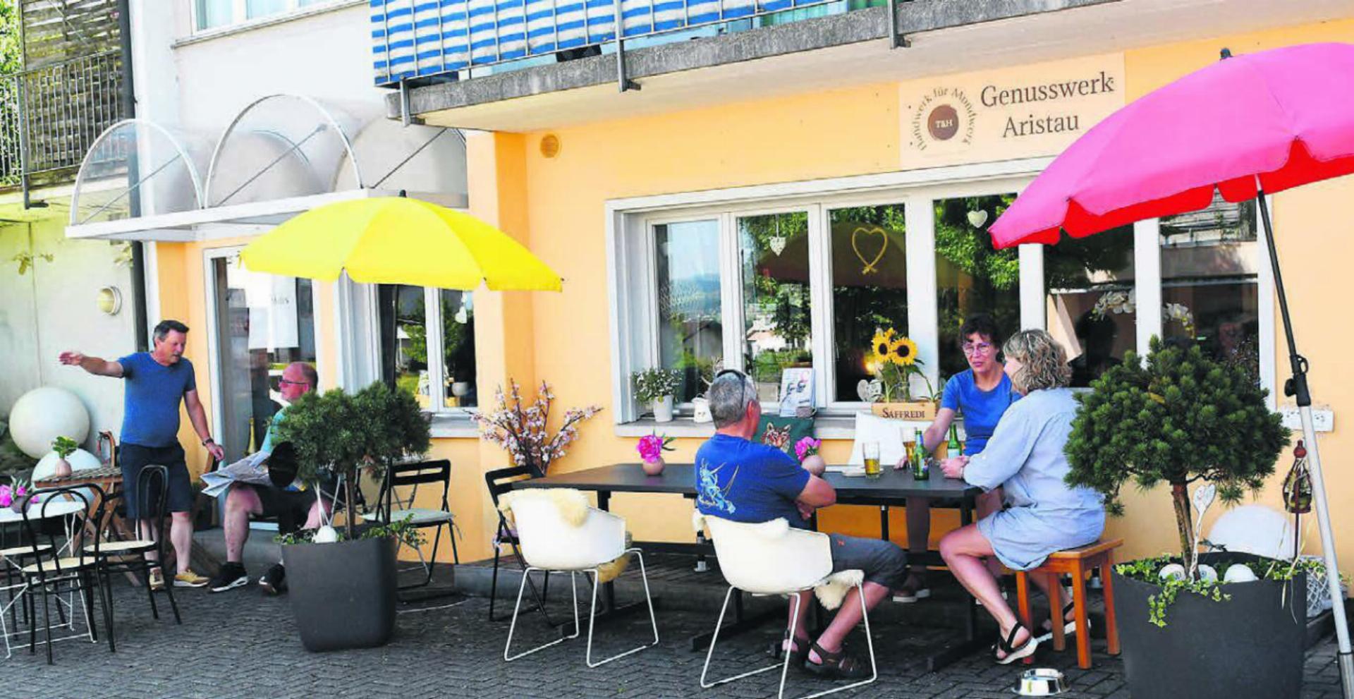 Hier setzt sich die Wirtin noch zu den Gästen, weil sie sich die Zeit nimmt und auch die zahlreichen Fragen gerne beantwortet. Bilder: Verena Anna Wigger