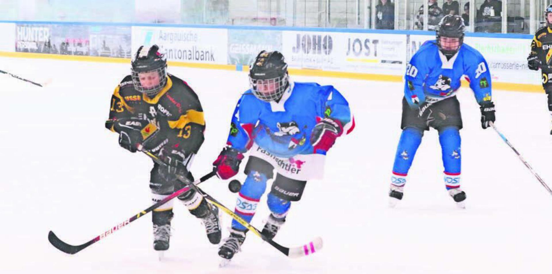 Der Schüwo-Park ist sehr oft ein beliebter Treffpunkt für den Nachwuchs: Dies nicht nur bei Eishockeyturnieren, sondern auch bei Anlässen des Eislaufclubs Wohlen. Bild: Archiv / jl