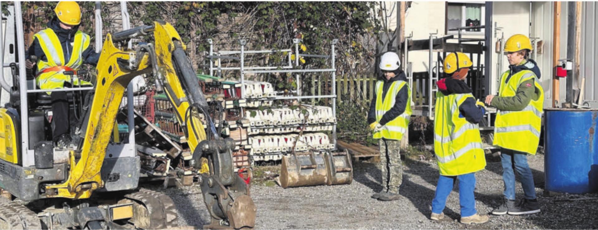 Selber einmal mit dem Minibagger werken: Die Notter Gruppe beteiligte sich intensiv am Zukunftstag und am nationalen Spezialprojekt «Mädchen-bauen-los». Bild: zg - Das Bild wird blockiert. – Möglicherweise durch einen aktiven Adblocker.