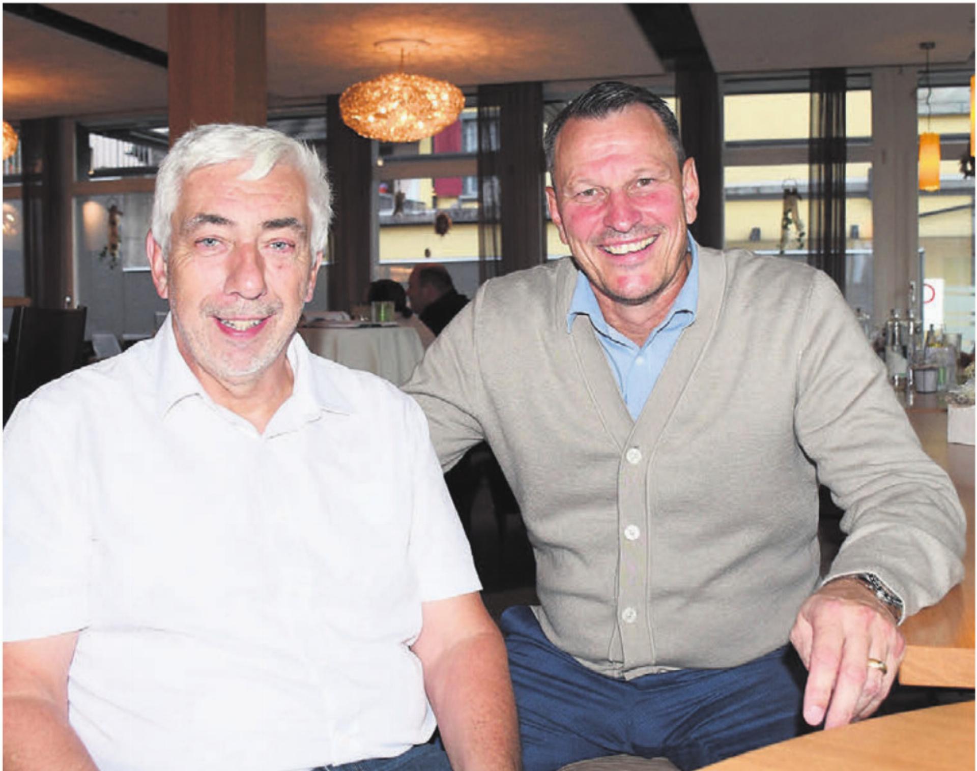 Einfach nur stolz: Parteipräsident Roland Büchi (links) und der neue Gemeindeammann Roland Vogt. Bilder: Daniel Marti - Das Bild wird blockiert. – Möglicherweise durch einen aktiven Adblocker.