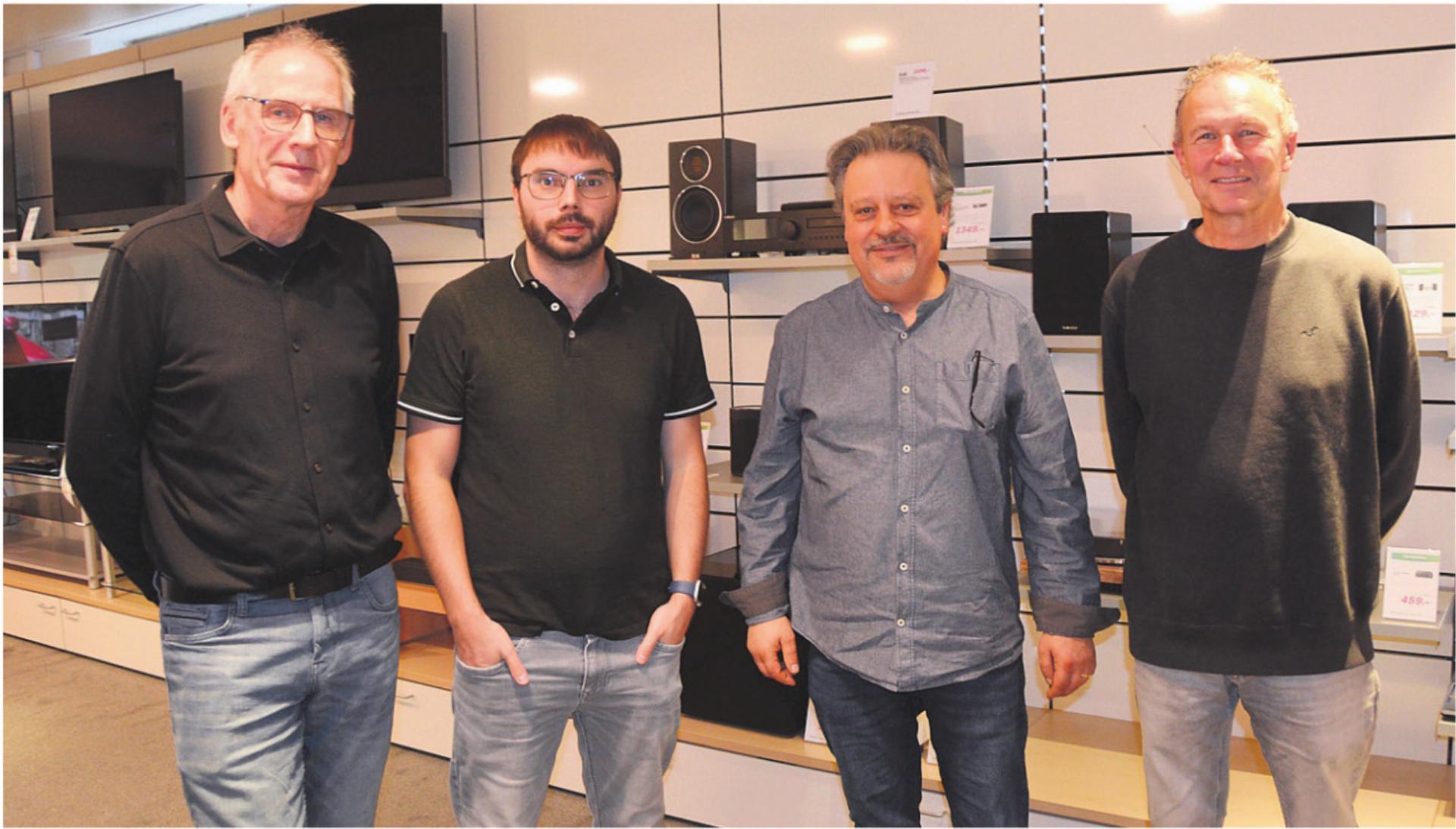 Marcel Raeber (links) und Marcel Fischer (rechts) freuen sich, ihr Geschäft in neue Hände zu übergeben. Ihre Nachfolger Jan Aebi (2. v. l.) und Fabian Hüsser möchten auf dem bewährten Konzept aufbauen. Bild: Roger Wetli - Das Bild wird blockiert. – Möglicherweise durch einen aktiven Adblocker.