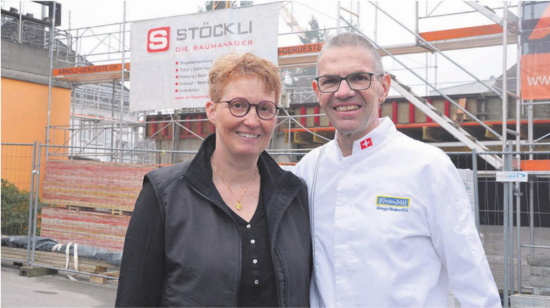Die Baustelle, die sie freut: hinter Regula und Buki Kreyenbühl entsteht ein Neubau, der für entspanntere Platzverhältnisse in der Backstube sorgen wird. Bild: Annemarie Keusch - Das Bild wird blockiert. – Möglicherweise durch einen aktiven Adblocker.