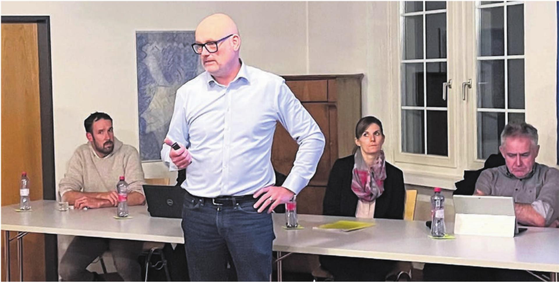 Gesamtleiter Philipp Zimmermann (stehend) präsentierte das Zukunftsprojekt der Sanierung der Wohngruppenhäuser sachlich und fundiert. Bild: Walter Minder - Das Bild wird blockiert. – Möglicherweise durch einen aktiven Adblocker.