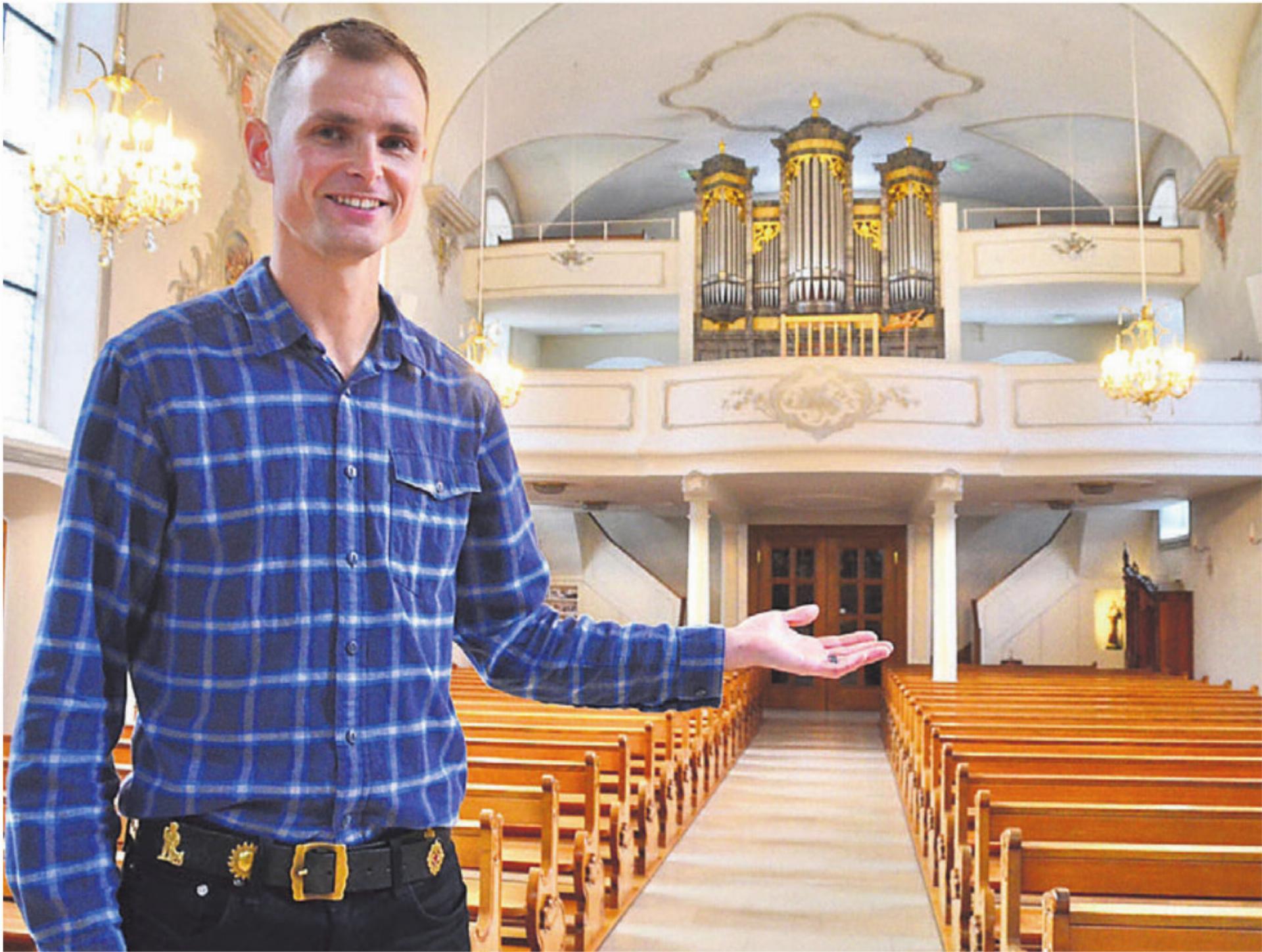 Seelsorger Claudio Gabriel heisst willkommen zum Schlagergottesdienst in der Kirche Oberlunkhofen. - Das Bild wird blockiert. – Möglicherweise durch einen aktiven Adblocker.