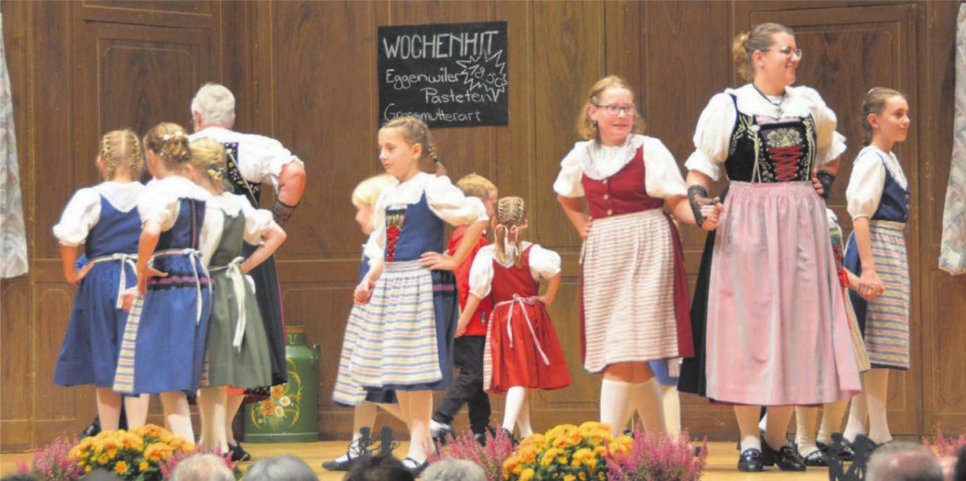 Die Kindervolkstanzgruppe Eggenwil begeisterte zusammen mit den Erwachsenen mit ihren Tänzen. Bilder: Roger Wetli