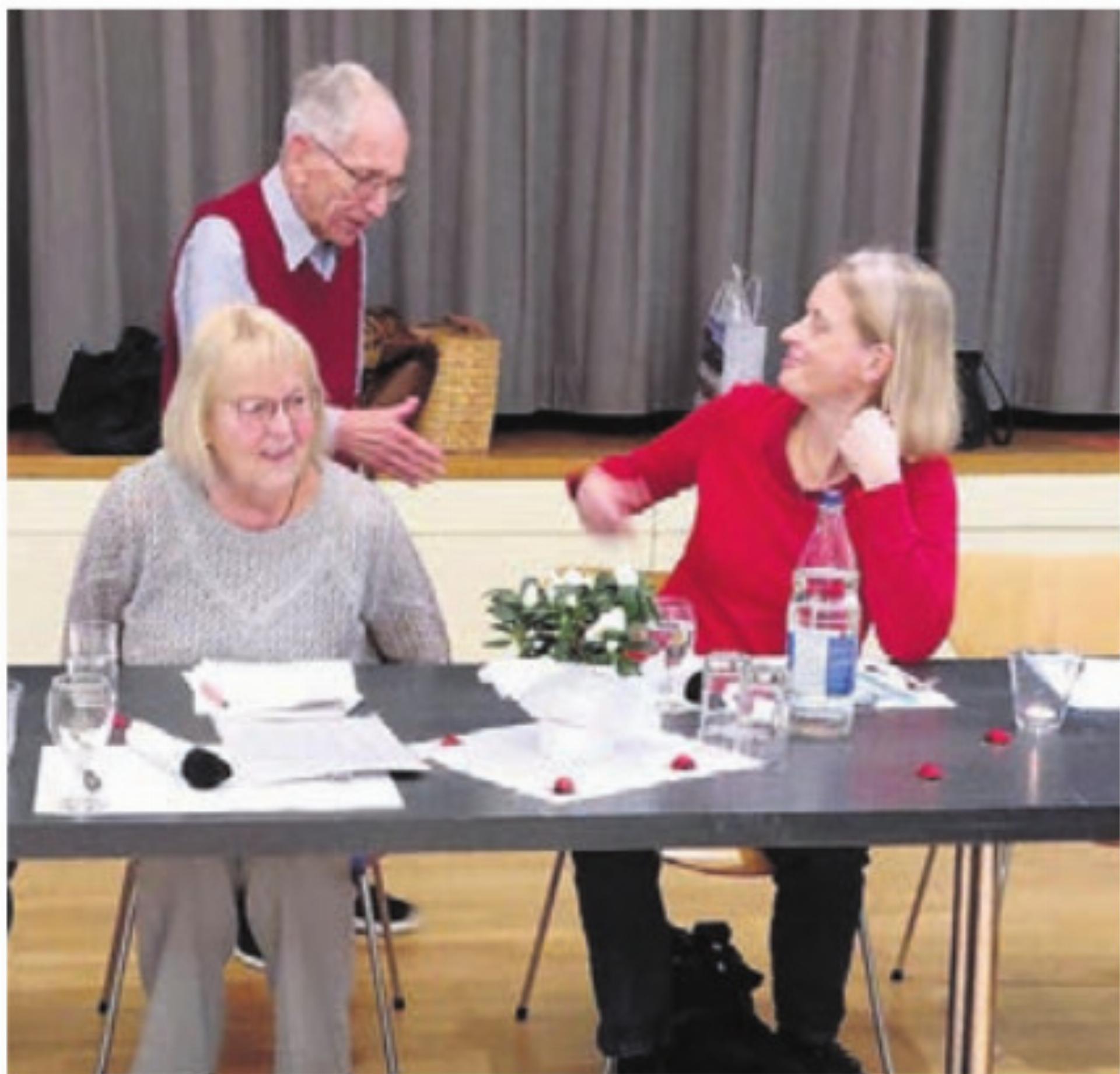 An der GV des Chors Ars Cantandi berichten (von links) Ellen Tobler, Peter Streit und Elisabeth Kolar über das vergangene Jahr. Bild: zg - Das Bild wird blockiert. – Möglicherweise durch einen aktiven Adblocker.