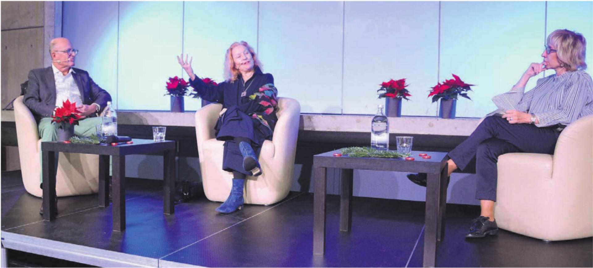 In der dritten Ausgabe des Kanti-Talks entlockte Moderatorin Annelis Schröter-Meier (rechts) dem Unternehmensberater und Kirchenratspräsidenten Pascal Gregor sowie Tänzerin und Choreografin Brigitta Luisa Merki so manch spannende Anekdote aus ihrem Leben. Bild: Chregi Hansen - Das Bild wird blockiert. – Möglicherweise durch einen aktiven Adblocker.