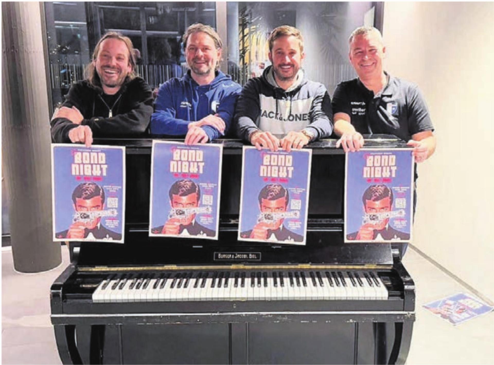 David Meier, Franz Schmid, Adriano Meyer und Marcel Amrein (von links) freuen sich auf die kommende Bond-Night vom 20. Dezember. Bild: zg - Das Bild wird blockiert. – Möglicherweise durch einen aktiven Adblocker.