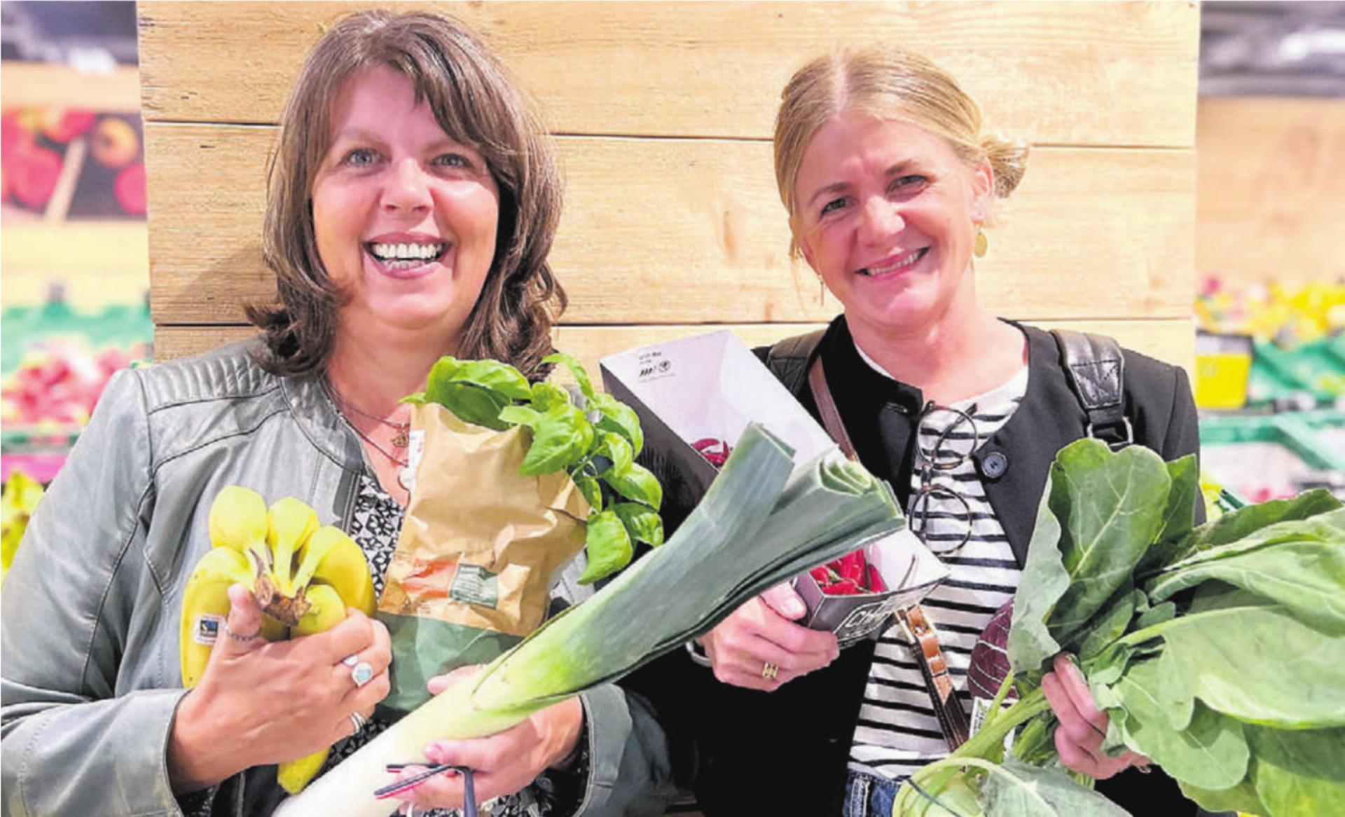 Sonja Killias (links) und Kati Gyr sind gespannt, welche Düfte die Nase und den Gaumen am kulinarischen Fest der Kulturen in Fischbach-Göslikon schmeicheln werden. Bild: Sabrina Salm - Das Bild wird blockiert. – Möglicherweise durch einen aktiven Adblocker.